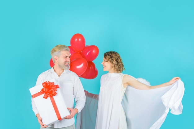 Valentijnsdag mooie Valentijnsdag paar cupido engel met papieren hart en ballonnen paar