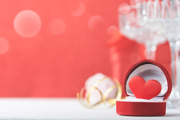 Valentijnsdag of romantisch diner concept Romantisch tafelzilverwerk wijnglazen geschenkdoos rozen en symbool van liefde rood hart op witte achtergrond Romantisch diner Valentijnsdag concept