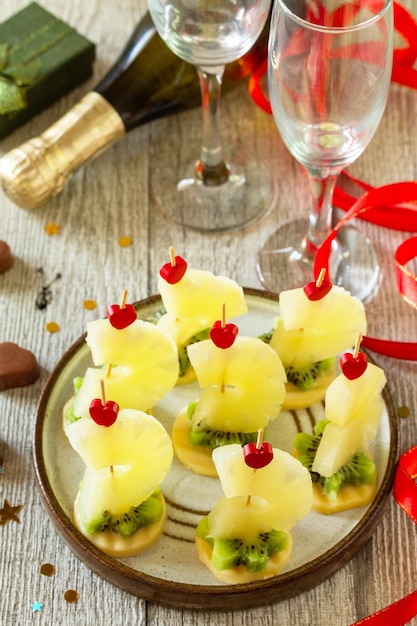 Valentijnsdag of verjaardag romantische antipasto Canapes met kaas, kiwi en ananas