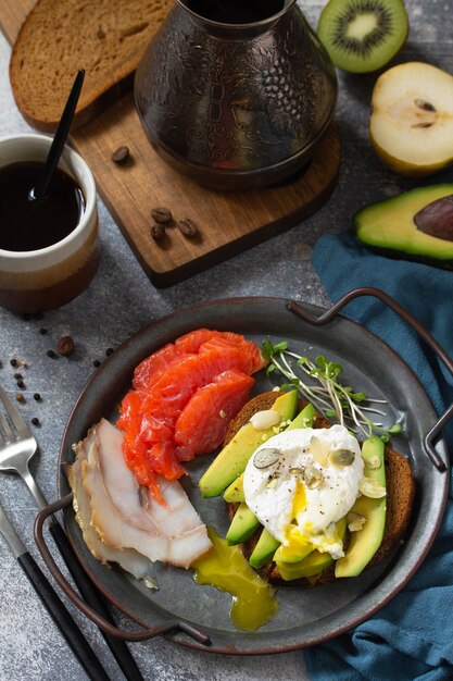 Valentijnsdag ontbijt Broodje gekookt ei met avocado koffie zalm en gerookte zalm