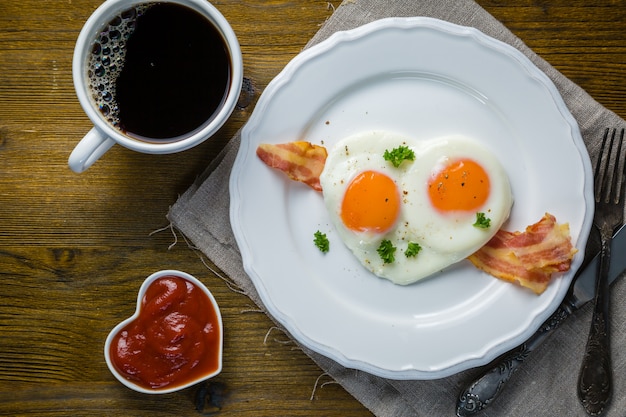 Foto valentijnsdag ontbijt - eieren, spek, ketchup