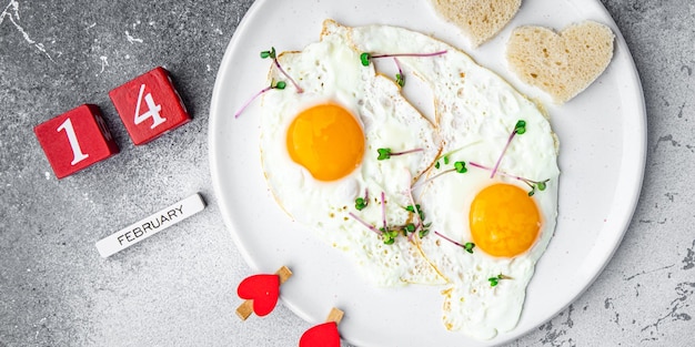 Valentijnsdag ontbijt op tafel roerei hartvorm vakantie decoratie liefde datum