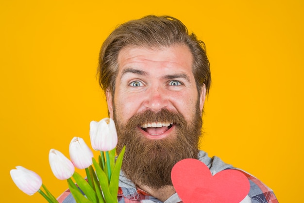 Valentijnsdag presenteert bebaarde man met hart en bloemen valentijnsdag valentijnsdag reclame
