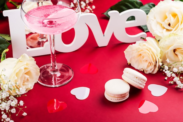 Valentijnsdag rode cocktails op rood