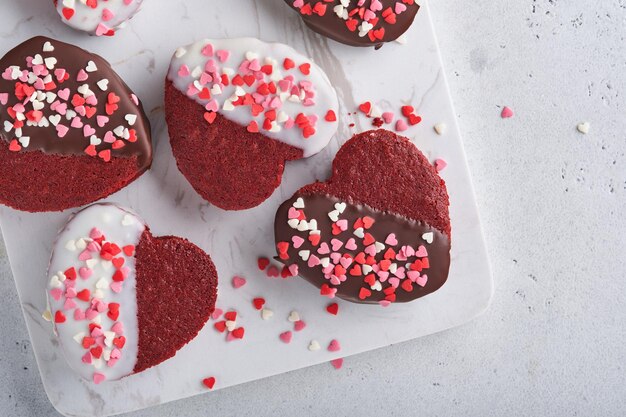 Valentijnsdag Rode fluwelen of browniekoekjes op hartvormig in chocoladesuikerglazuur op een roze romantische achtergrond Dessertidee voor Valentijnsdag Moeders of Vrouwendag Smakelijke zelfgemaakte dessertcake