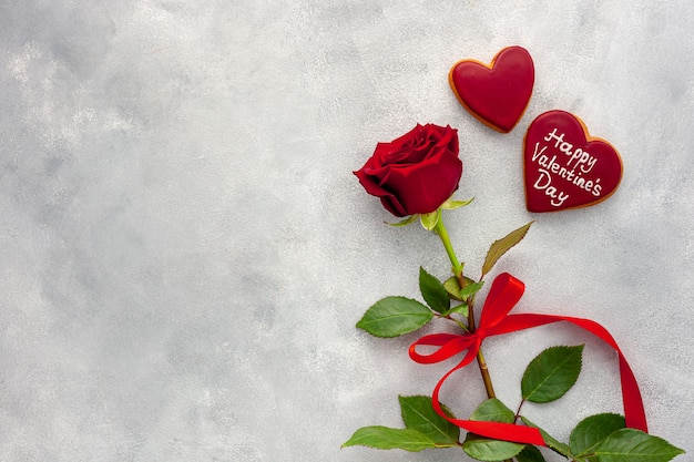 Valentijnsdag. rode roos met een lint