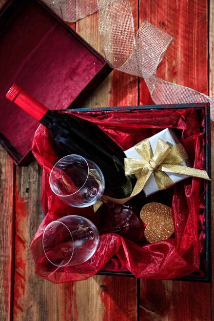 Valentijnsdag rode wijn fles en glazen in een doos