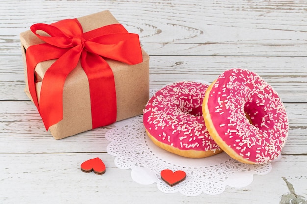 Valentijnsdag romantisch ontbijt. Cadeau, harten en donuts. Valentijnsdag concept. Ruimte kopiëren.