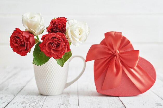 Valentijnsdag romantische decoratie met rode rozen en geschenkdoos. Happy Valentine's day wenskaart.