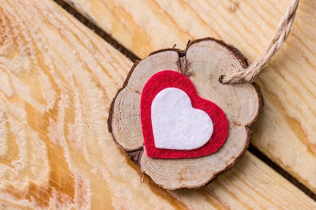 Valentijnsdag. Rood en wit hart op een houten tafel. Macro