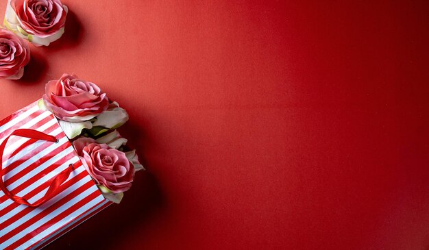 Valentijnsdag rood thema met bloem cadeaupakket in de hoek.