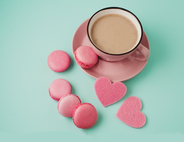 Valentijnsdag. roze bitterkoekjes en harten