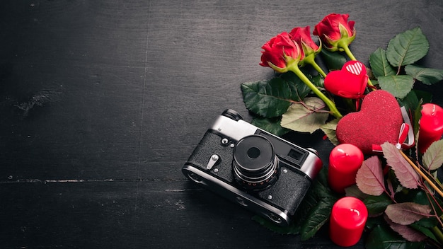 Valentijnsdag. Rozen, camera, cadeau. Liefde. Bovenaanzicht. Vrije ruimte voor uw tekst.