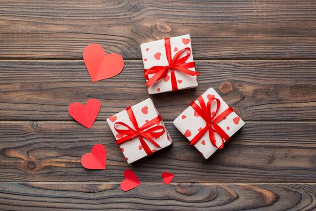 Valentijnsdag samenstelling Achtergrond rode geschenkdoos met strik en hart Kerstcadeau Bekijk van bovenaf Holday wenskaart
