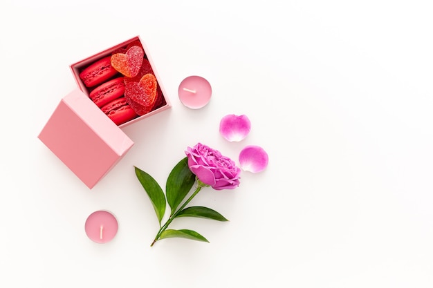 Valentijnsdag samenstelling met geschenkdoos en roos