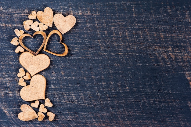 Valentijnsdag samenstelling met rustieke harten op een houten bord. Kopieer ruimte