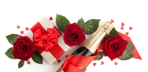 Valentijnsdag samenstelling plat lag bovenaanzicht met geschenkdoos roze bloemen cadeau champagne en harten ontwerpelement geïsoleerd op een witte achtergrond met kopie ruimte voor tekst