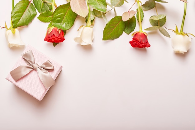 Valentijnsdag samenstelling roze geschenkdoos met bloemen.