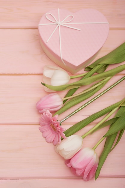 Valentijnsdag samenstelling roze geschenkdoos met bloemen.