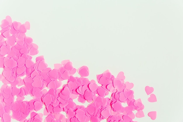 Valentijnsdag samenstelling Witte achtergrond met roze hartvorm confetti