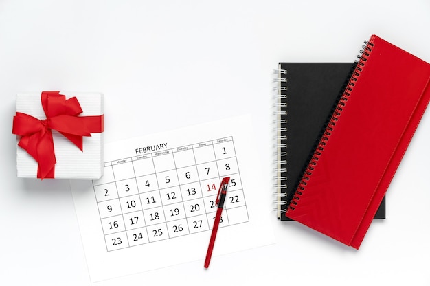 Valentijnsdag sjabloon kalender met pen, geschenkdoos en blocnote