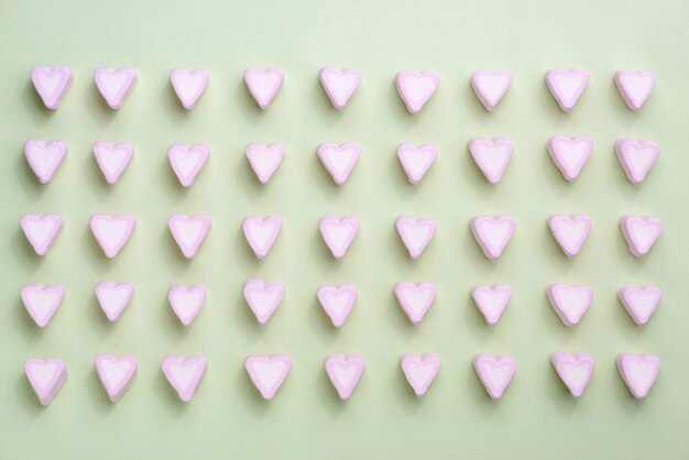 Valentijnsdag snoep harten marshmallows over groene achtergrond