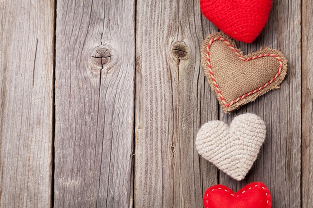 Valentijnsdag speelgoedharten op hout