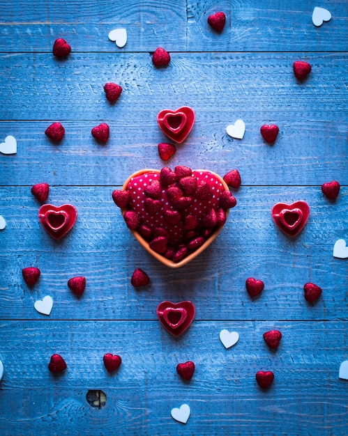 Valentijnsdag tafel, met harten en verschillende romantische elementen
