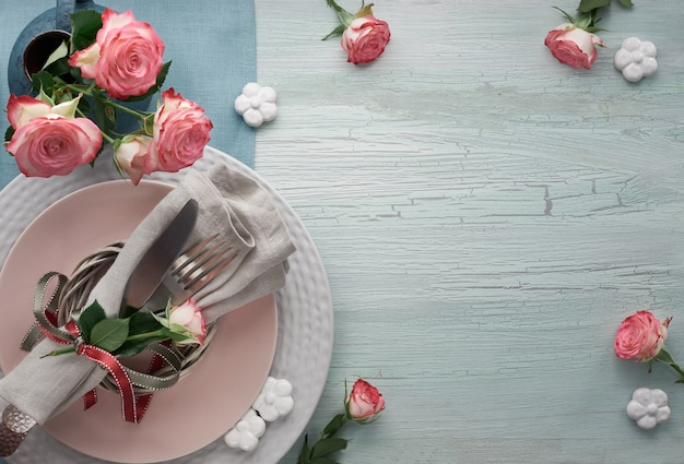 Valentijnsdag, verjaardag of jubileum tafelopstelling, bovenaanzicht op lichte rustieke tafel, kopie ruimte