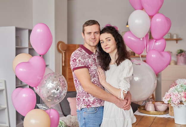 Valentijnsdag Verliefd stel knuffelt Bloemen en ballonnen Verjaardagsfeestje