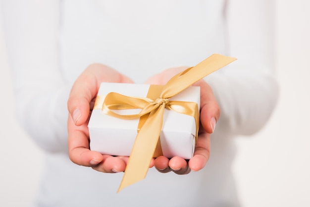 Valentijnsdag Vrouw schoonheid handen met kleine geschenkverpakking aanwezig verpakt papier met lint