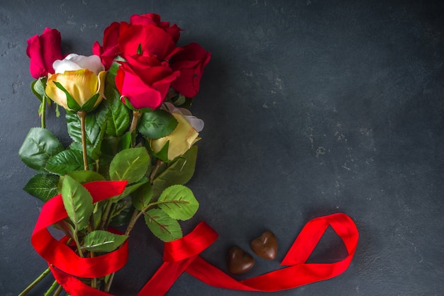 Valentijnsdag wenskaart concept met rood roze bloemen, champagne, chocolade en geschenkdoos.