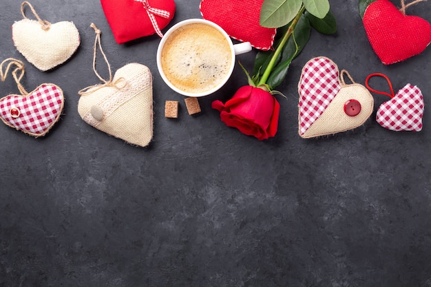 Valentijnsdag wenskaart - koffiekopje, rode rozen en textiel harten