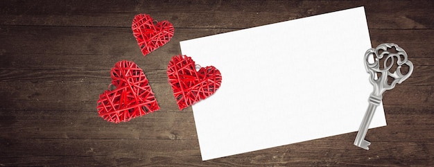 Valentijnsdag wenskaart met rode harten en ruimte voor uw groeten