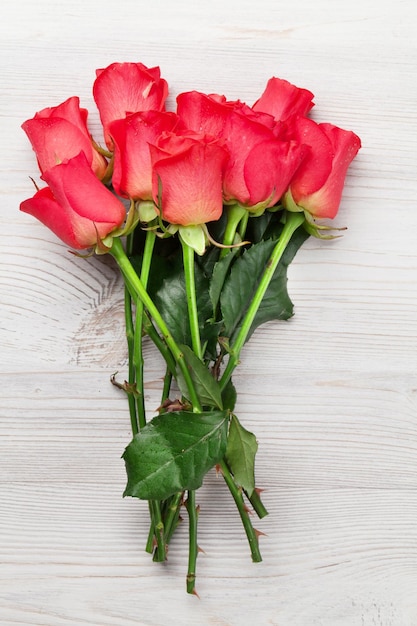 Foto valentijnsdag wenskaart met rode rozen