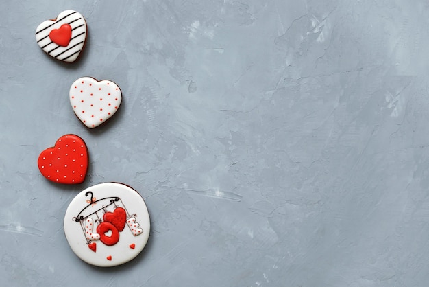 Valentijnsdag Zelfgemaakte koekjes op Ultimate Grey achtergrond bedekt met glazuur met een prachtig patroon peperkoek.