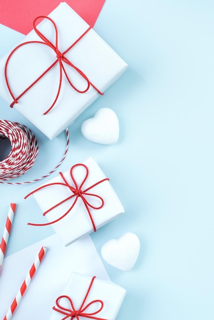 Foto valentijnsdaggroet handgemaakt geschenkontwerpconcept bovenbeeld van verpakt geschenkdoosje op helderblauwe achtergrond platte lay overhead lay-out