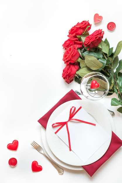 Valentijnsdiner. Romantische lijst die met rode rozen plaatst. Uitzicht van boven.