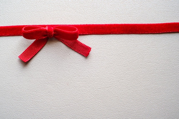 Foto valentijnsgeschenk geschenkdoos en rood lint voor romantische koppelsgiftsdoos en lint met tag voor valentijnscadeau