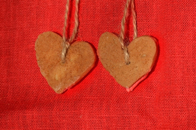 Valentijnskoekje in de vorm van hart Peperkoek rood hart Valentijnsdag achtergrond