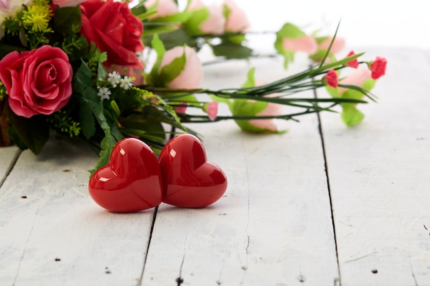 Valentin dag romantisch rood hart en kleurrijk bloemenboeket op witte houten tafel