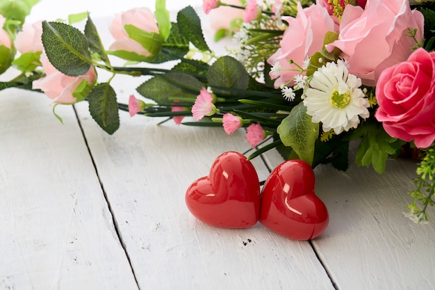 Valentin dag romantisch rood hart en kleurrijk bloemenboeket op witte houten tafel