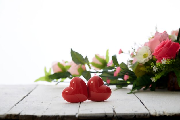 San valentino romantico cuore rosso e bouquet di fiori colorati sulla tavola di legno bianca