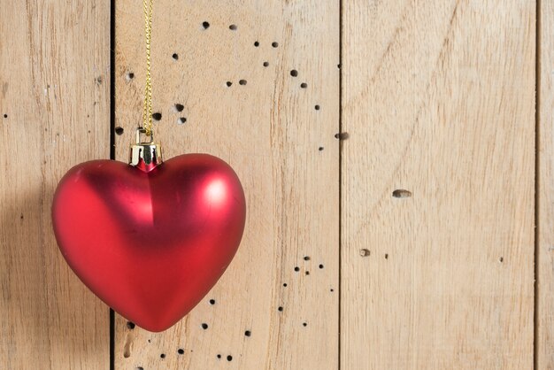 Foto valentine-achtergrond met genaaide de rijgrens van hoofdkussenharten op rode wasknijpers