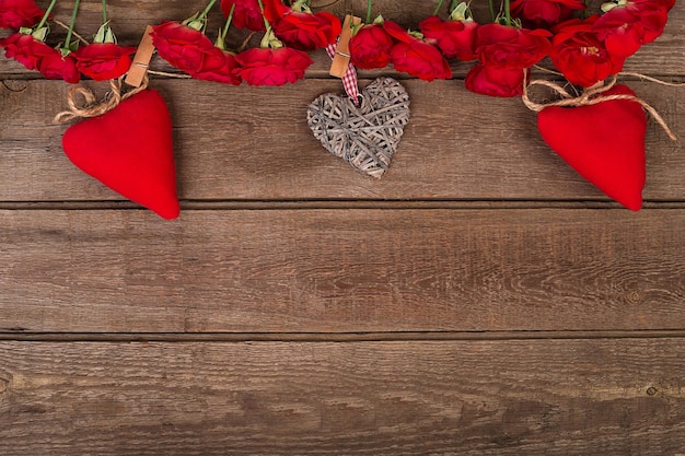 Валентина фон из сердец и букет красных роз на деревянном пространстве для копирования