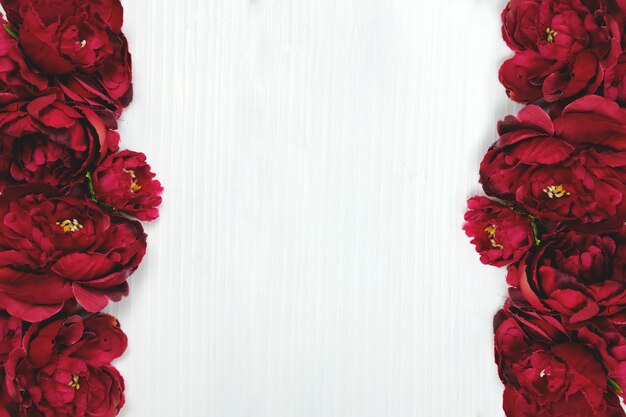Валентинка. Красные розы в белой деревянной предпосылке. Фото высокого качества