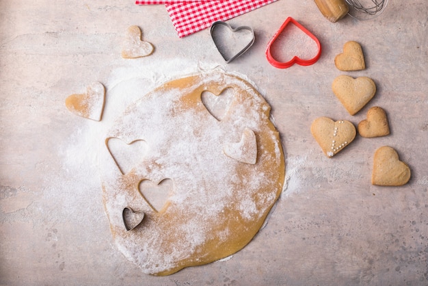 Valentine dag bakken achtergrond. Ingrediënten voor het koken van Valentijnsdag hart. Bovenaanzicht kopie ruimte.