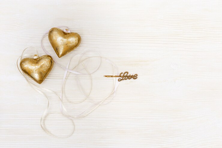 Foto valentine dag samenstelling. gouden harten met wit lint en tekst
