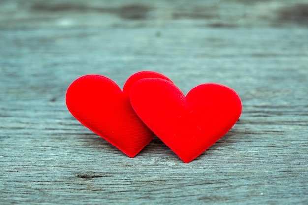 バレンタインデーの背景木製の背景に赤い愛の心