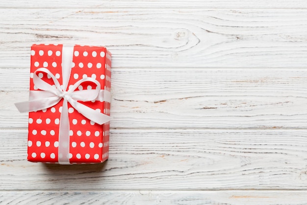 발렌타인 데이 구성: 활과 심장이 있는 빨간색 선물 상자. 크리스마스 선물. 위에서 볼. 텍스트를 위한 공간입니다. 홀데이 인사말 카드
